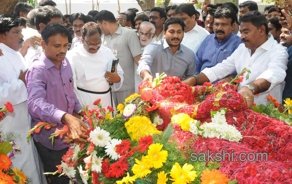 YS Jagan Mohan Reddy Family pay tributes to YS Raja Reddy - Sakshi2