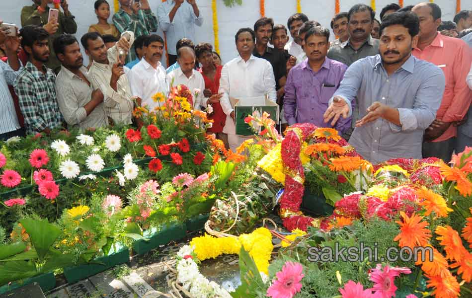 YS Jagan Mohan Reddy Family pay tributes to YS Raja Reddy - Sakshi4