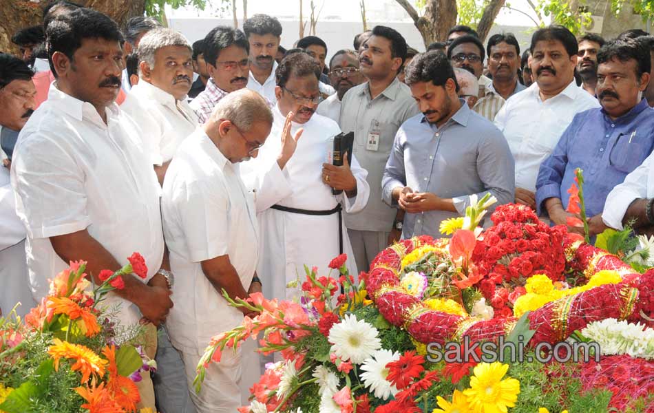 YS Jagan Mohan Reddy Family pay tributes to YS Raja Reddy - Sakshi5