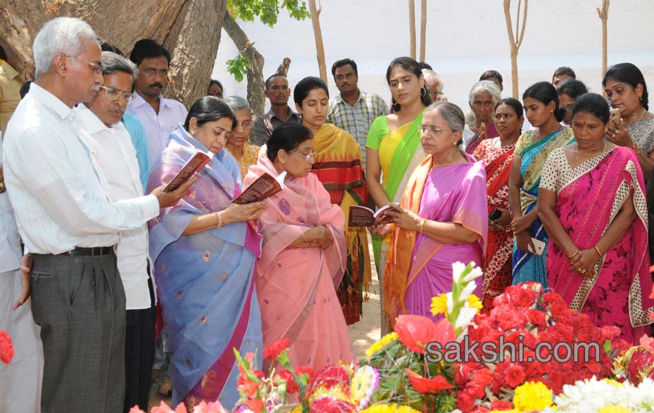 YS Jagan Mohan Reddy Family pay tributes to YS Raja Reddy - Sakshi7