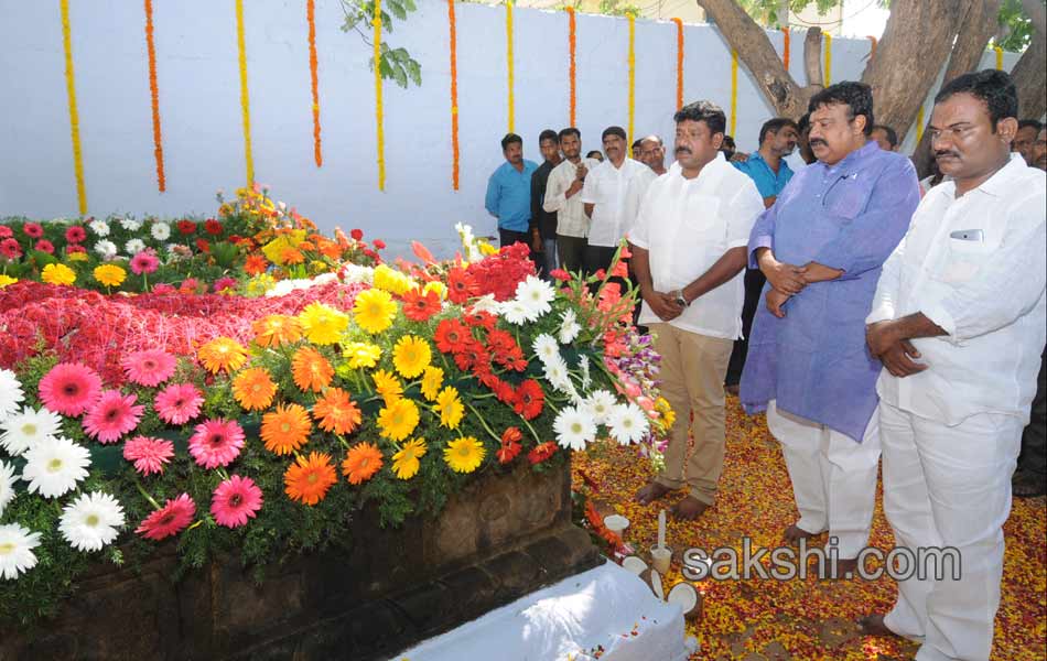 YS Jagan Mohan Reddy Family pay tributes to YS Raja Reddy - Sakshi13