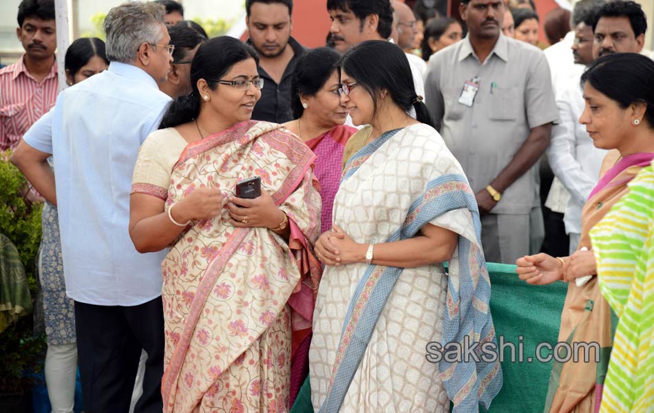 celebreties broke into tears with akkineni nageswara rao death - Sakshi42