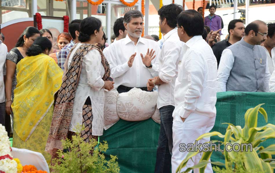 celebreties broke into tears with akkineni nageswara rao death - Sakshi112