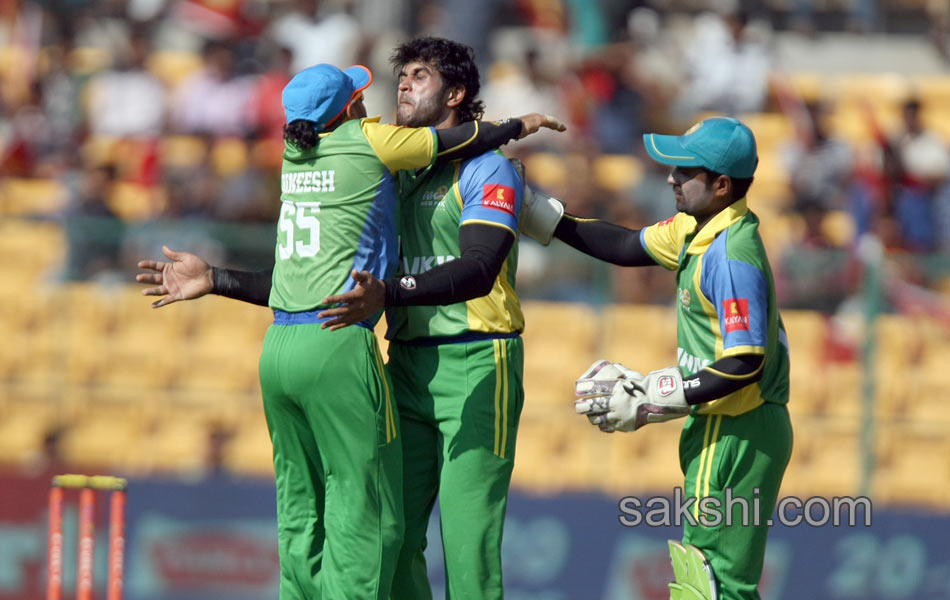 CCL 4 Terrific Victory For Kerala Strikers Beats Telugu Warriors By 4 Wickets60
