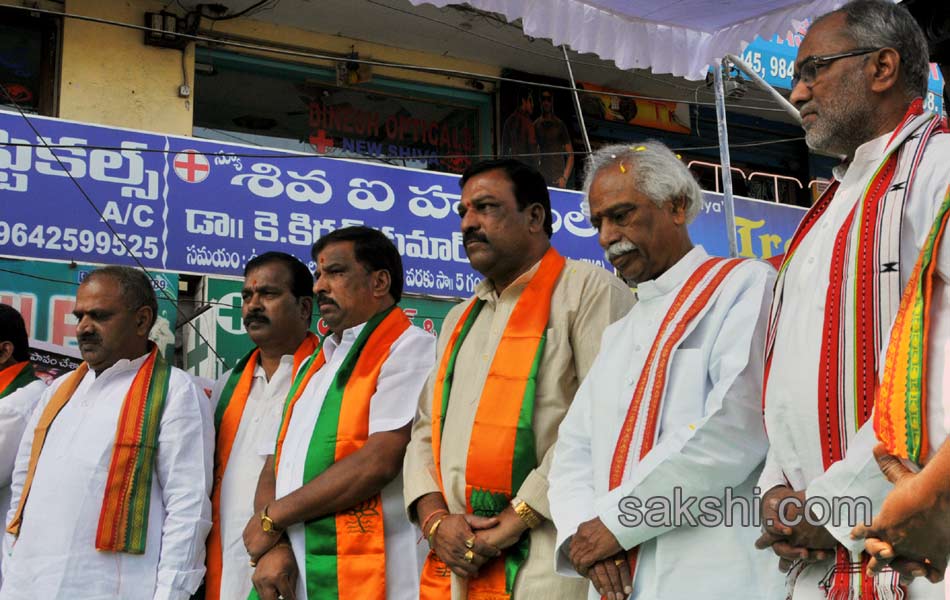 Homage to 2013 bomb blasts at the Dilshuk Nagar area of Hyderabad - Sakshi12