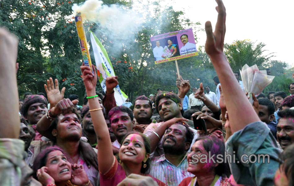 Kavita Pays homage to T martyrs at Gun Park - Sakshi1