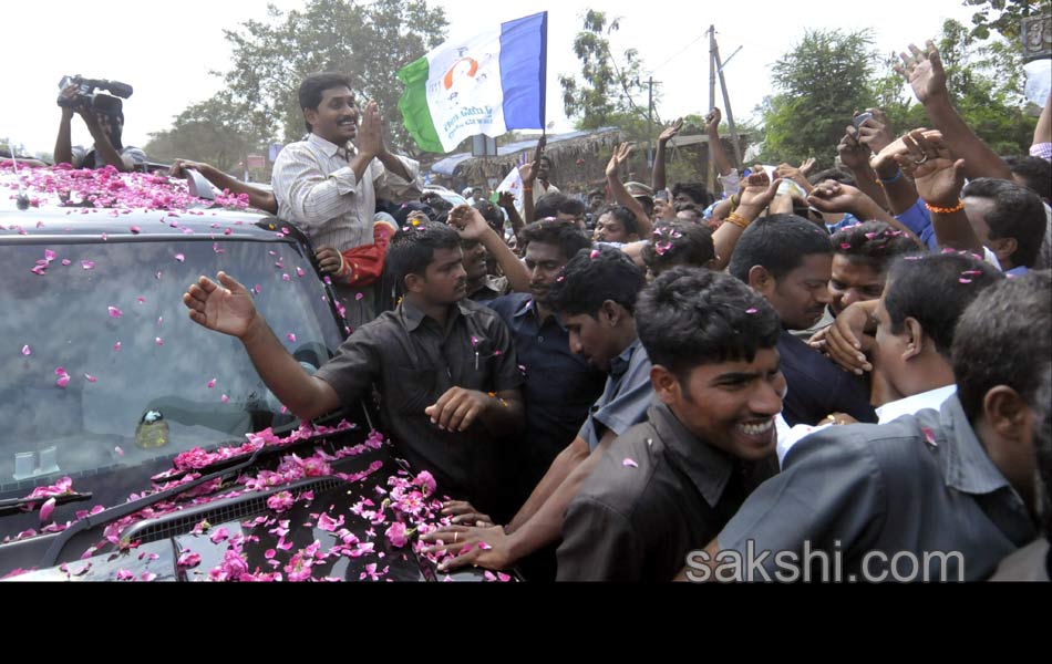 Jagan was received in great way in Gannavaram - Sakshi7