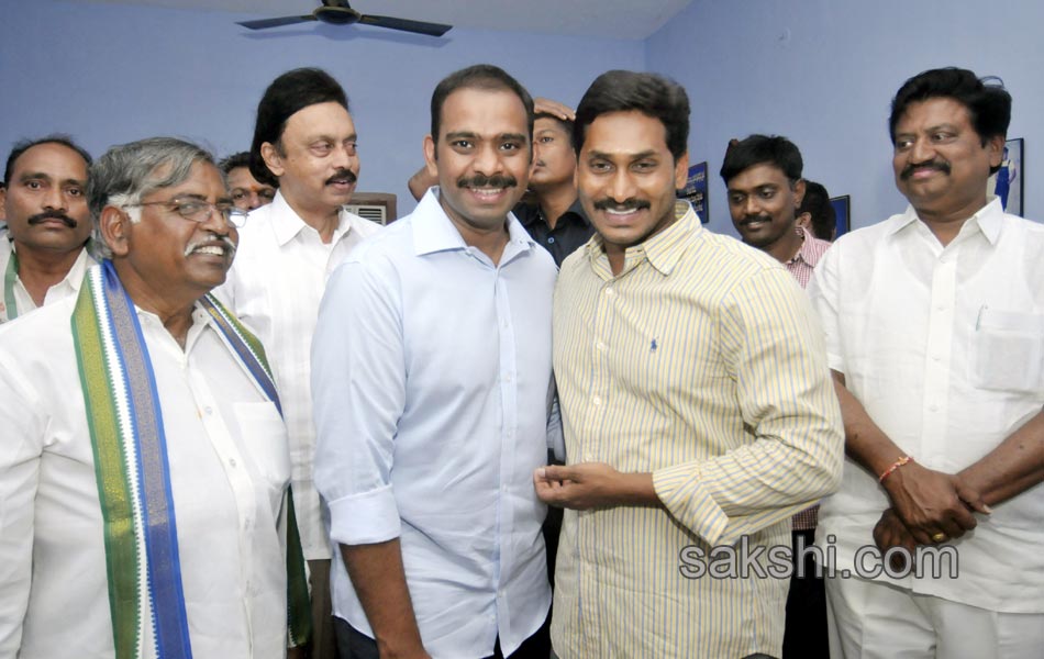 Jagan was received in great way in Gannavaram - Sakshi23