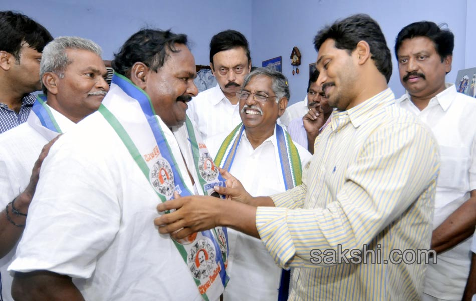 Jagan was received in great way in Gannavaram - Sakshi33