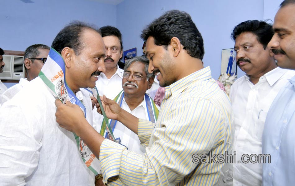 Jagan was received in great way in Gannavaram - Sakshi35