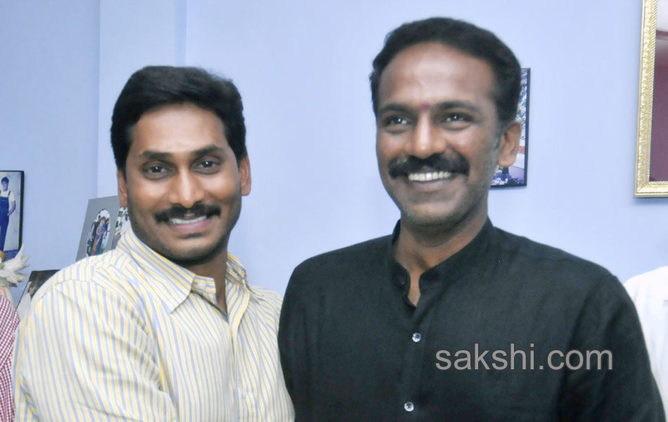 Jagan was received in great way in Gannavaram - Sakshi36