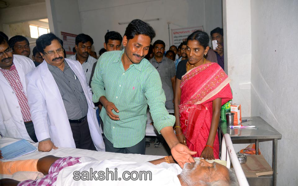 grand response for ys jagan mohan reddy road show - Sakshi9
