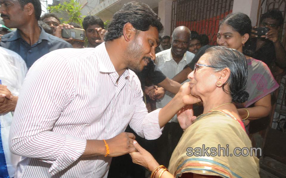 heavy response to ys jagan mohan reddy janapatham - Sakshi2