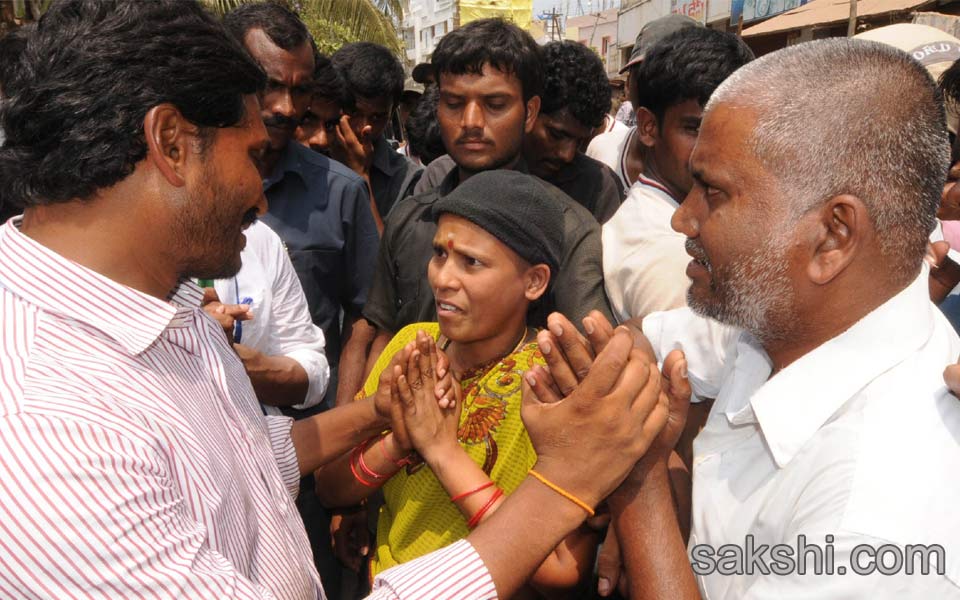 heavy response to ys jagan mohan reddy janapatham - Sakshi6