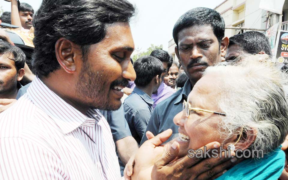 heavy response to ys jagan mohan reddy janapatham - Sakshi7