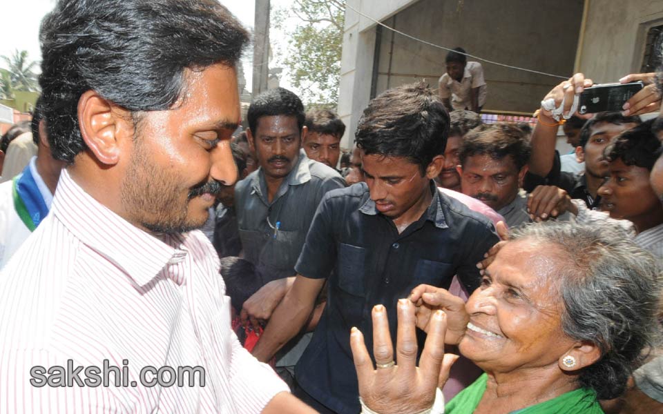 heavy response to ys jagan mohan reddy janapatham - Sakshi9