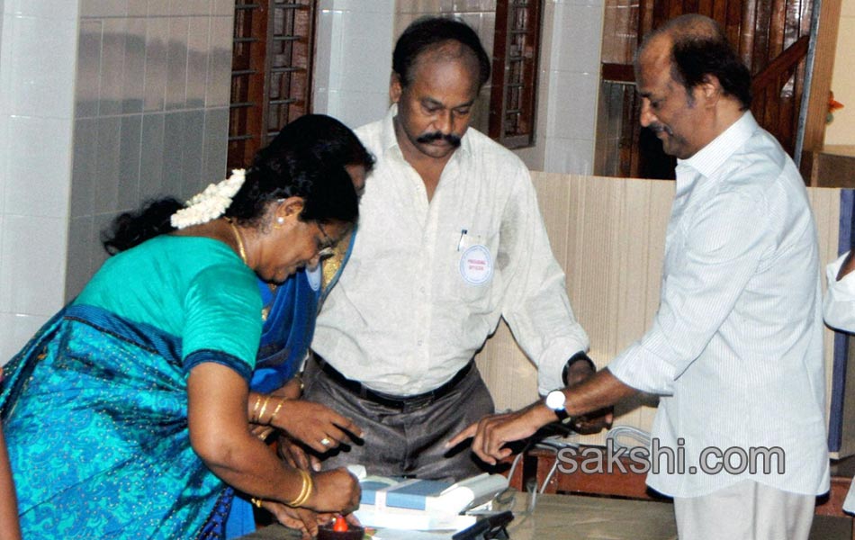 Celebrities turn up big time to vote - Sakshi8