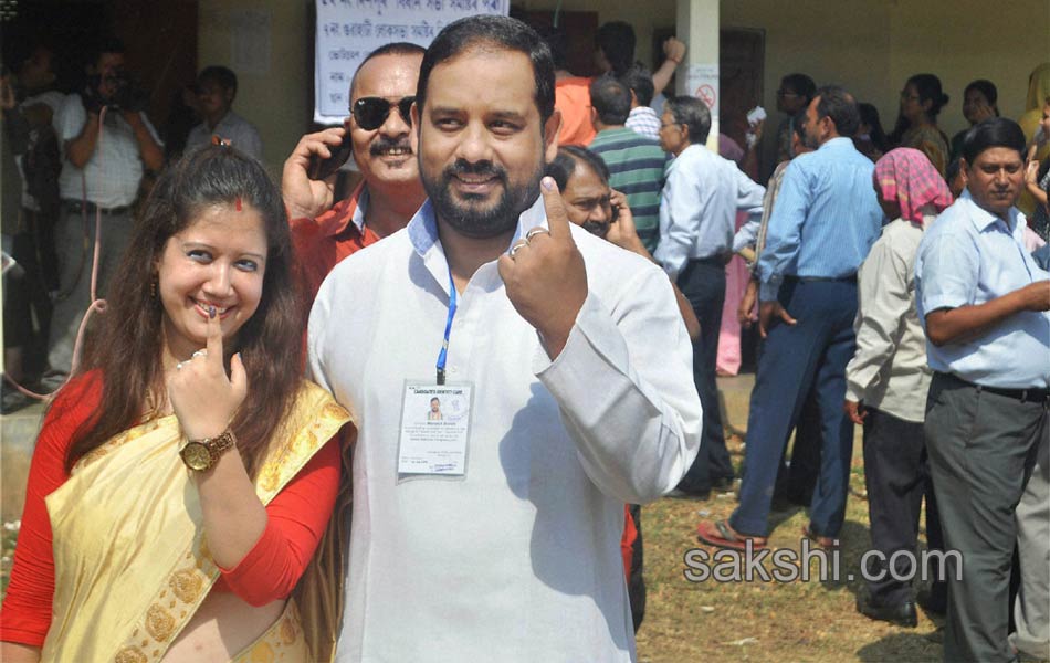 Celebrities turn up big time to vote - Sakshi14