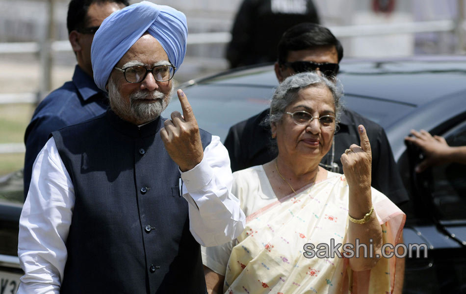 Celebrities turn up big time to vote - Sakshi21