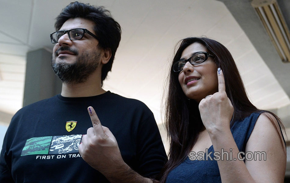 Celebrities turn up big time to vote - Sakshi27