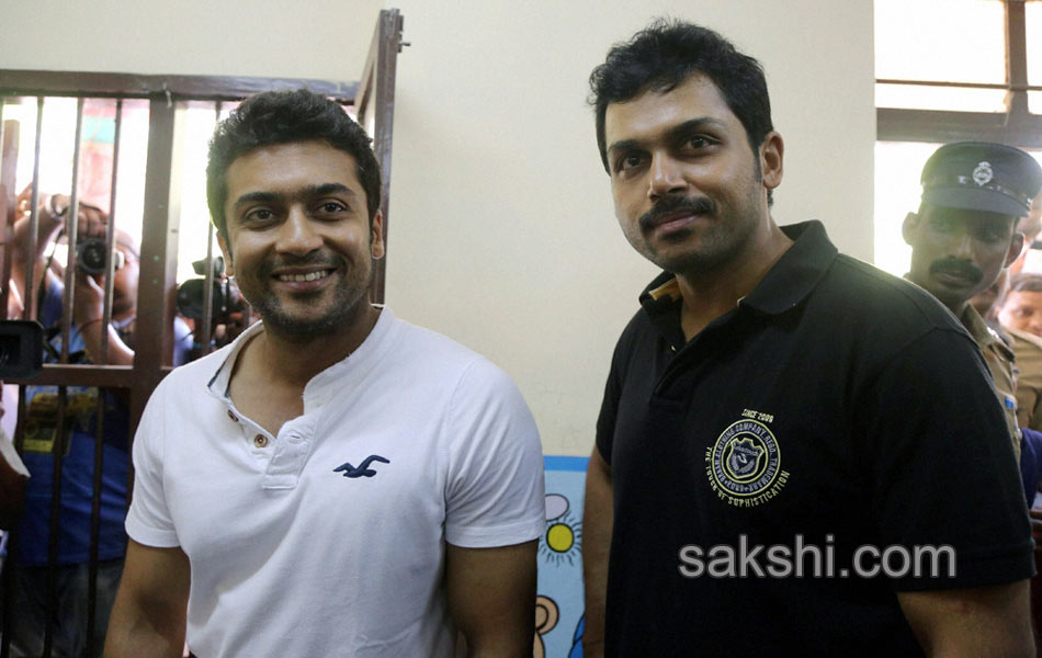 Celebrities turn up big time to vote - Sakshi29