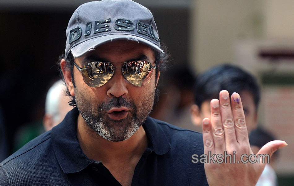 Celebrities turn up big time to vote - Sakshi33