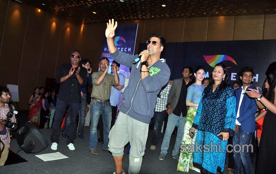 Akshay Kumar and Tamanna during their film Entertainment8