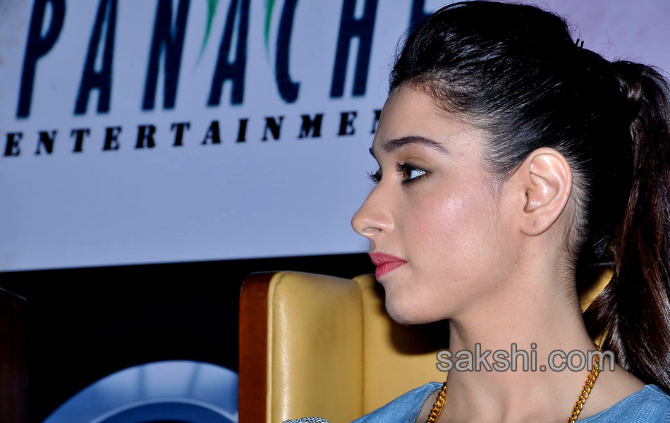 Akshay Kumar and Tamanna during their film Entertainment9