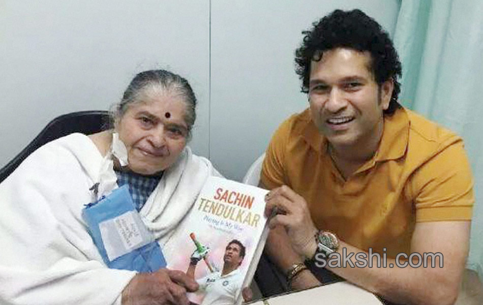 Sachin Tendulkar presents a copy of his autobiography4