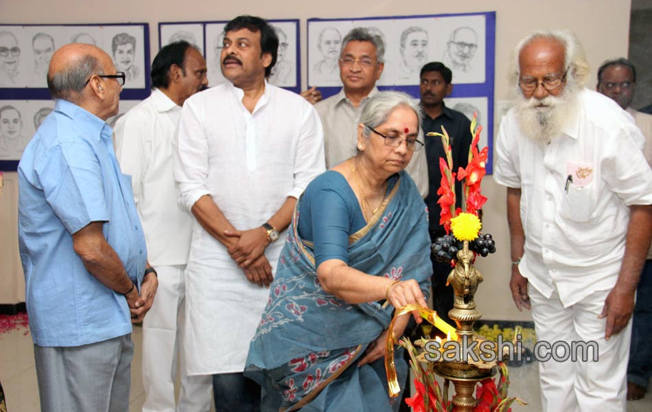 chiranjeevi arrived as cheif guest for bapu s pictures exibition2