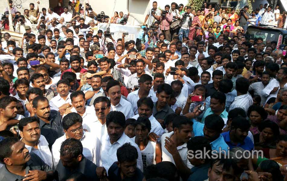 ys jagan mohan reddy visit in andrapradesh capital villages - Sakshi7
