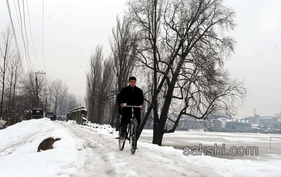 snow storm hits srinagar - Sakshi1