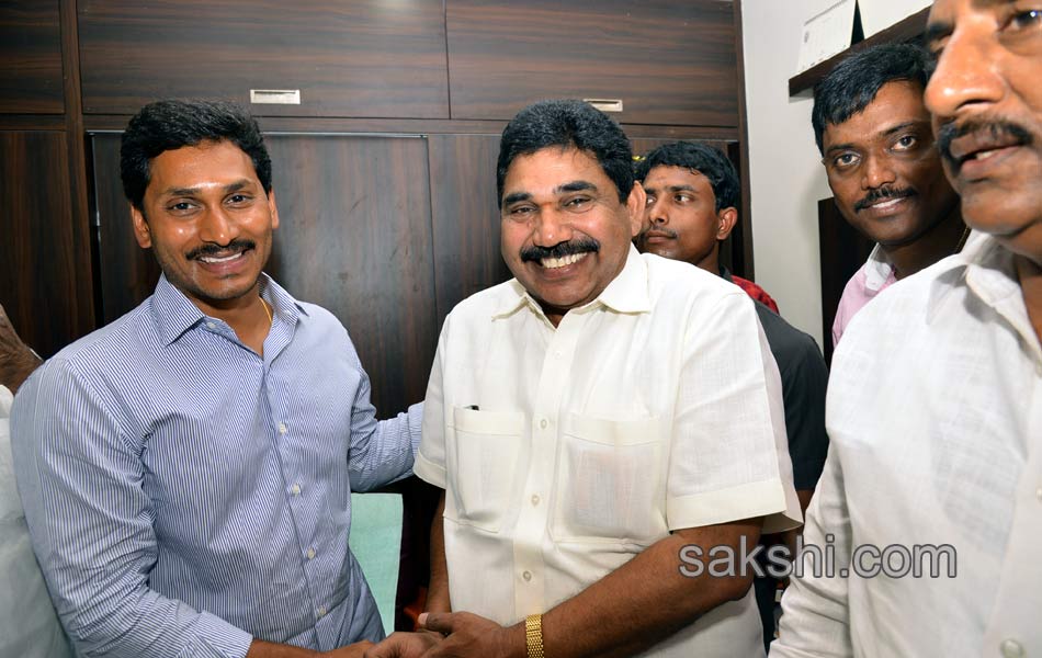 ys jagan attends marriage function - Sakshi18