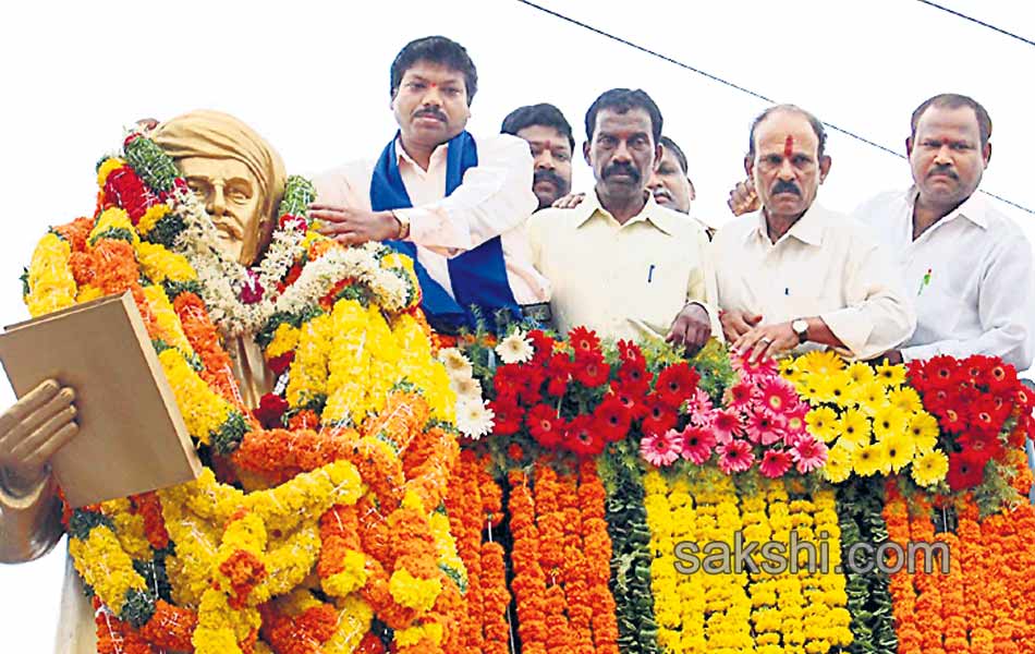 cm kcr pays tribute to activist Phule5