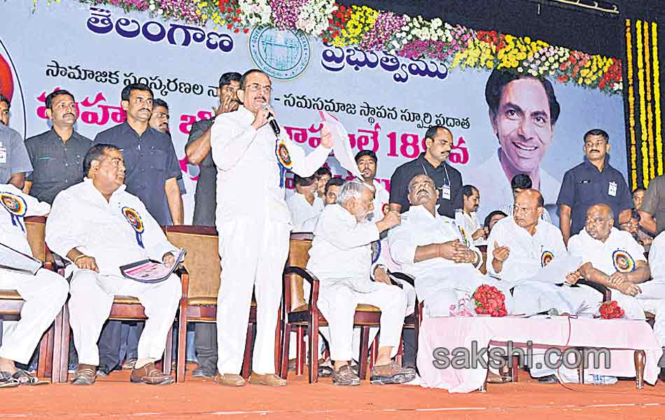 cm kcr pays tribute to activist Phule7