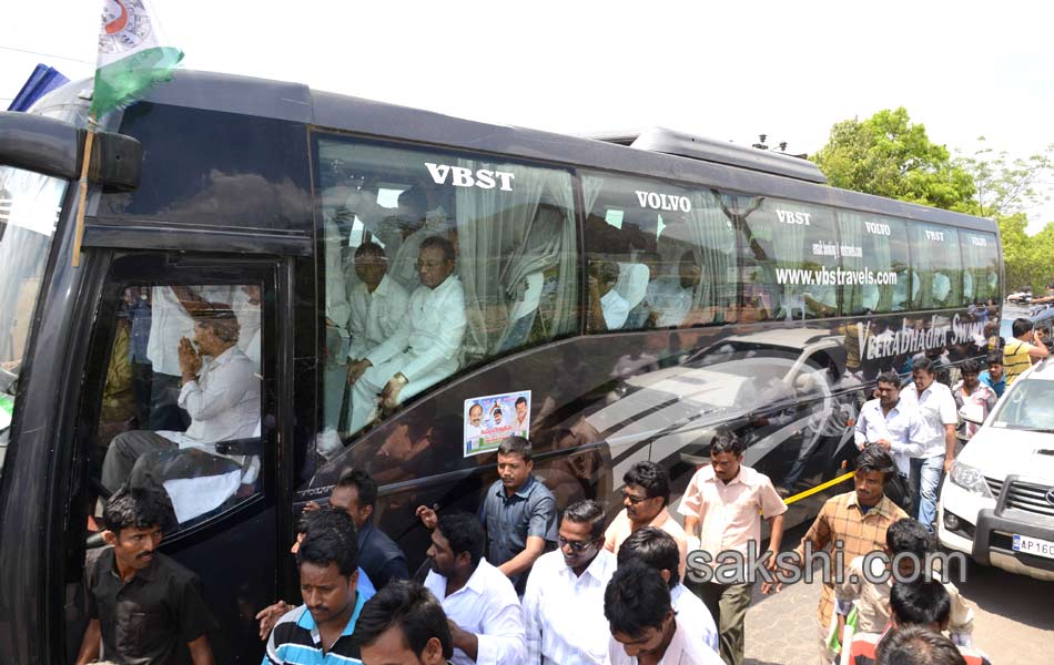 YS Jagan mohan reddy goes to prakasham barrage - Sakshi10