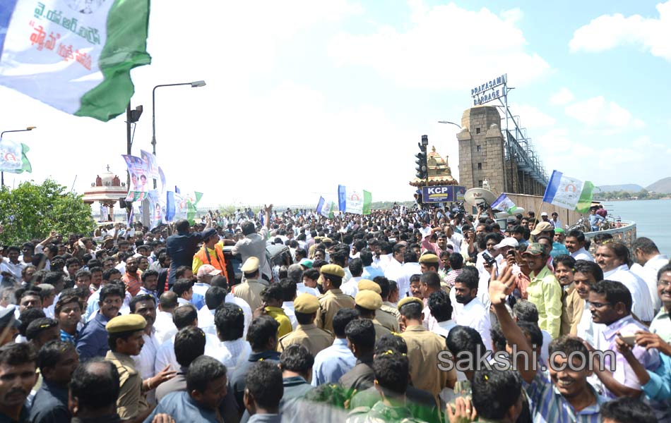 YS Jagan mohan reddy goes to prakasham barrage - Sakshi11