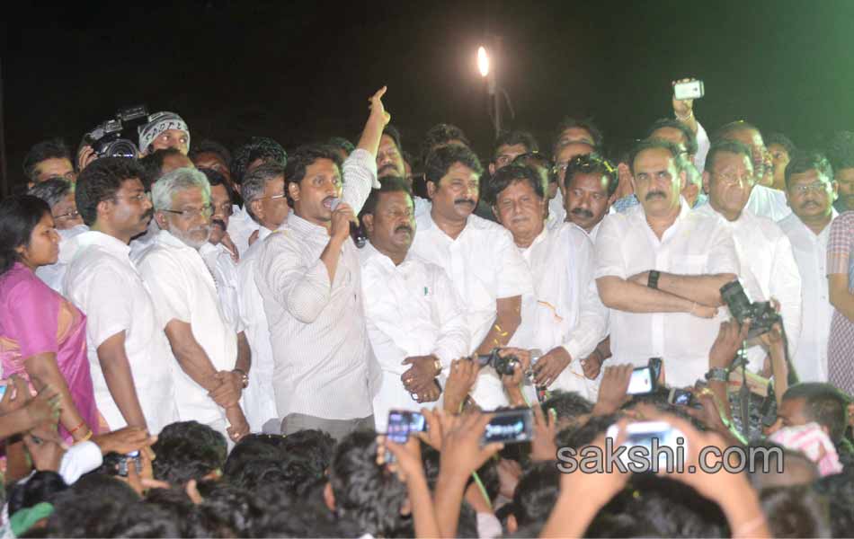 YS Jagan mohan reddy goes to prakasham barrage - Sakshi27