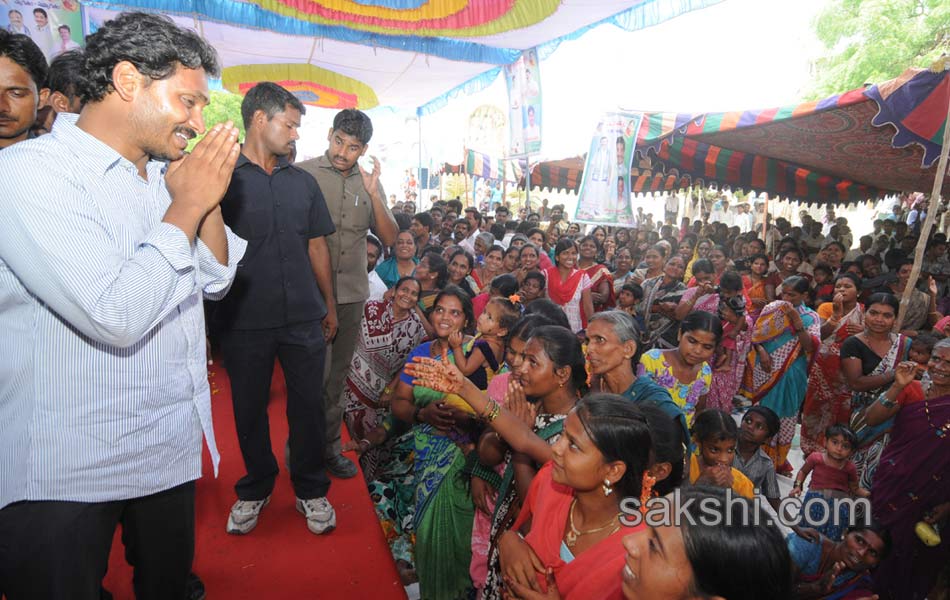 YS jagan mohan reddy tour in ananthapuram - Sakshi4