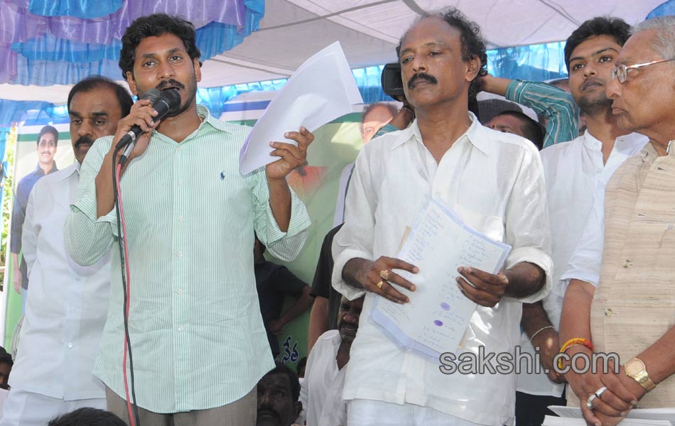 YS jagan mohan reddy tour in ananthapuram - Sakshi6