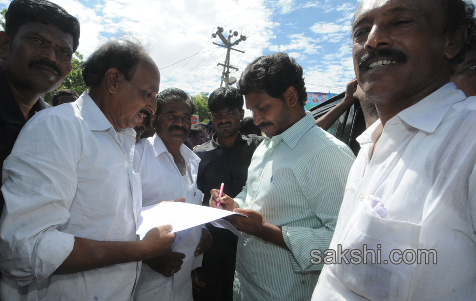 YS jagan mohan reddy tour in ananthapuram - Sakshi7