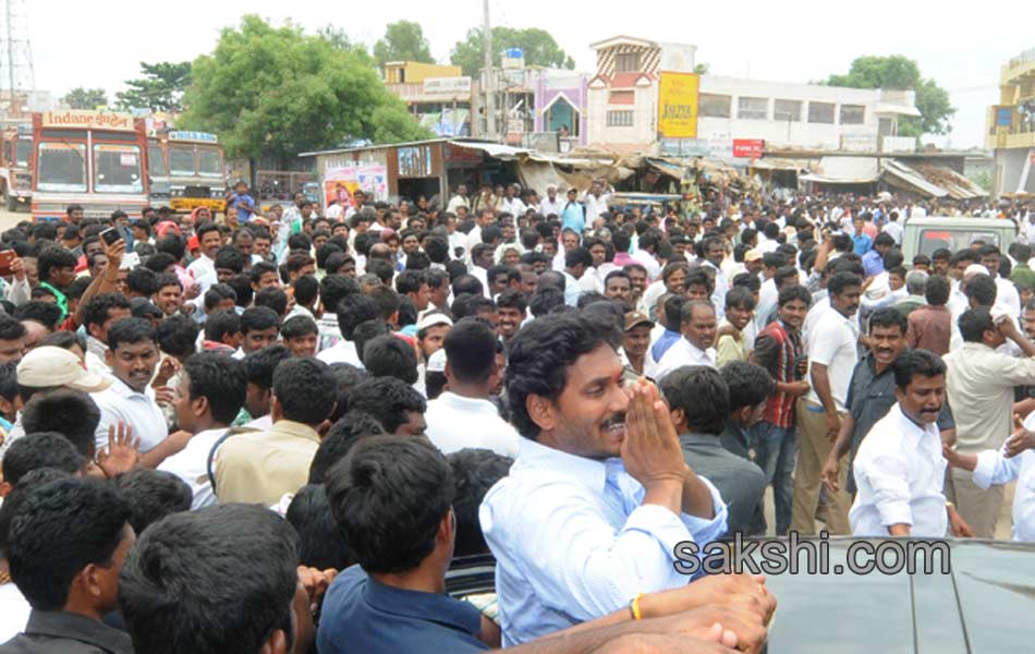 YS jagan mohan reddy tour in ananthapuram - Sakshi4