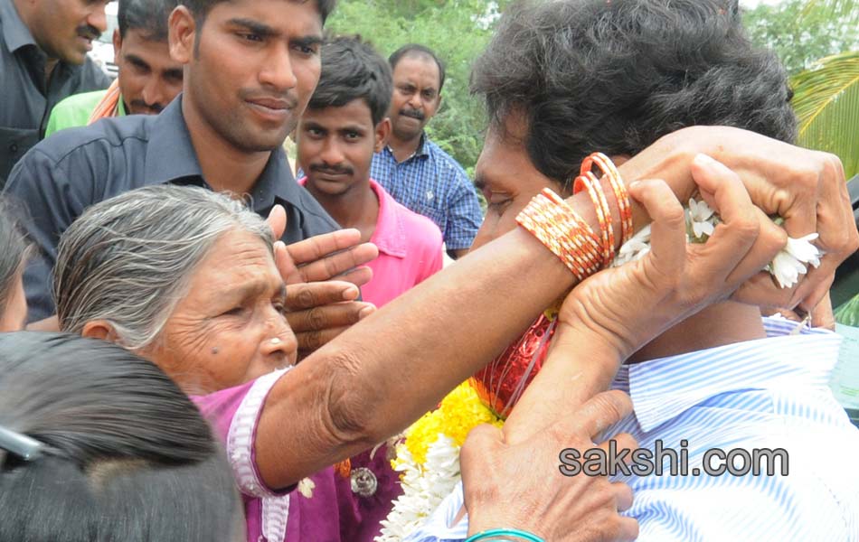 YS jagan mohan reddy tour in ananthapuram - Sakshi5