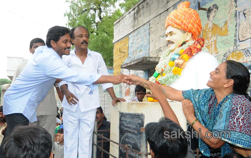 YS jagan mohan reddy tour in ananthapuram - Sakshi12