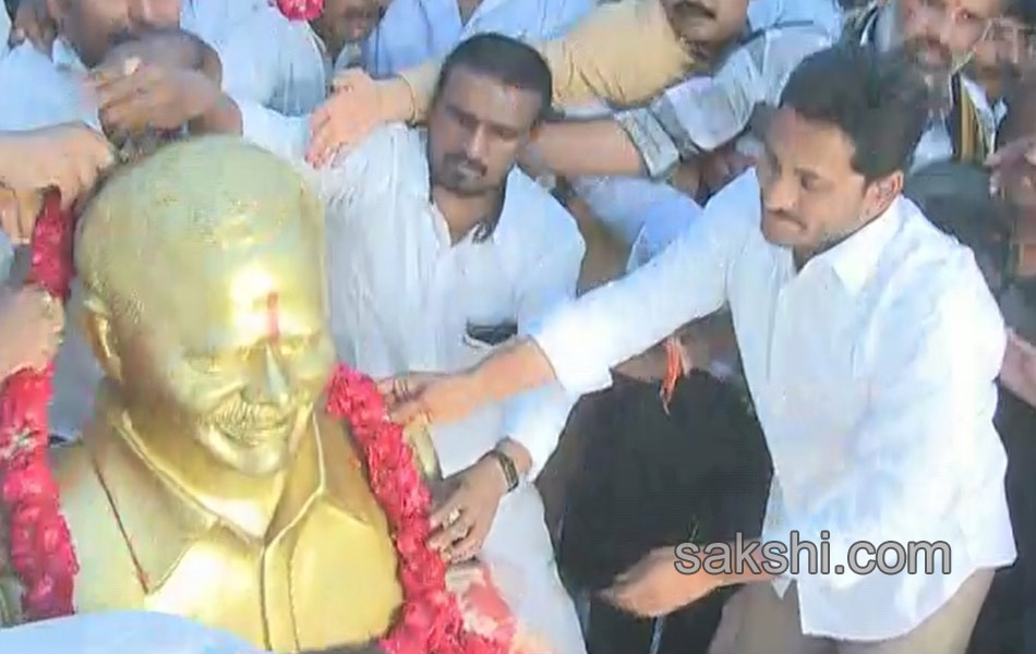 YS Jagan mohan Reddy Dharna started for ap special status - Sakshi18