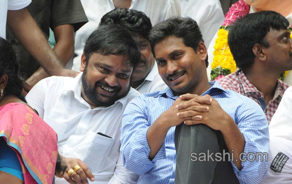 YS jagan mohan reddy dharna in vijayawada - Sakshi8