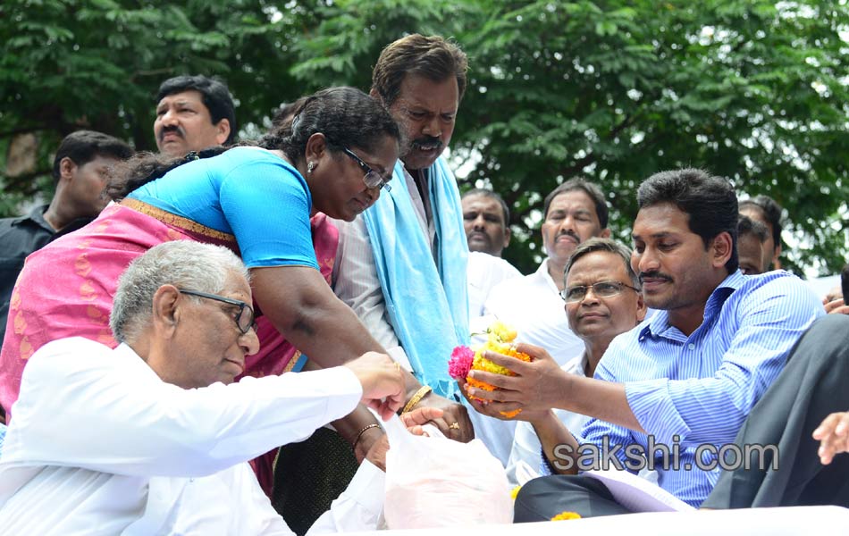 YS jagan mohan reddy dharna in vijayawada - Sakshi15