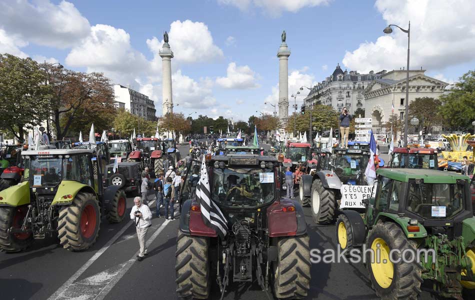Tractors roll along a street in Paris15