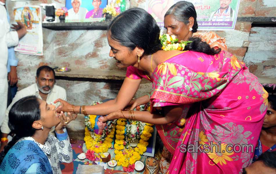 ys sharmila 3rd day paramarsha yatra in warangal distirict18