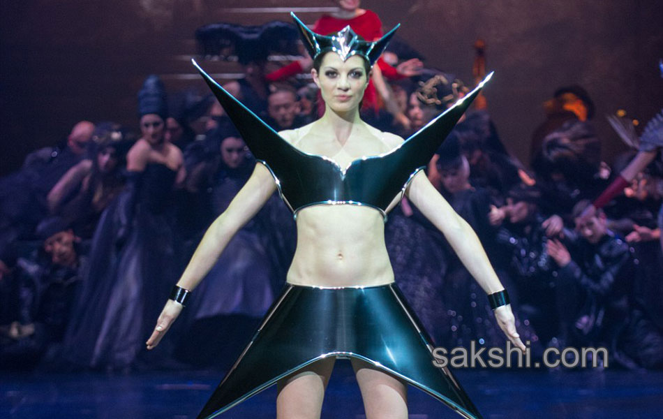 wearable art designs in newzealand fashion show14